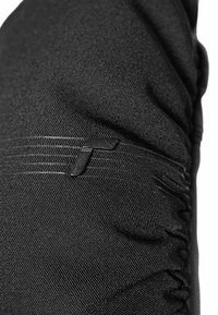 Schwarzer Stoff mit einer strukturierten Oberfläche, der eine Reihe von horizontalen Linien und ein elegantes schwarzes Logodetail aufweist.