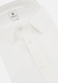 Camicia bianca in lino con colletto classico, patta con due bottoni e una piccola etichetta del marchio all'interno del colletto. Texture liscia, design semplice.