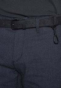 TOM TAILOR DENIM MELANGE WITH BELT - Chinos - blue white dobby