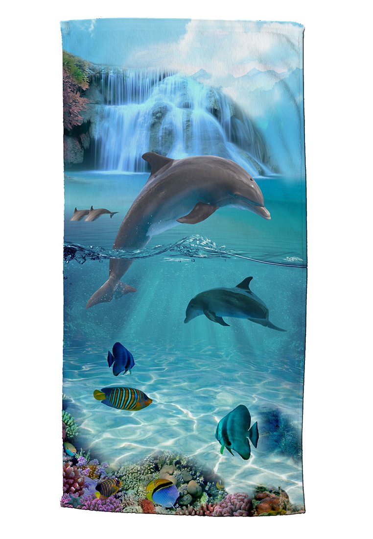 Badetuch mit einem lebhaften Unterwassermotiv, das Delfine, bunte Fische und Korallen zeigt, in Blau- und lebhaften Korallentönen.