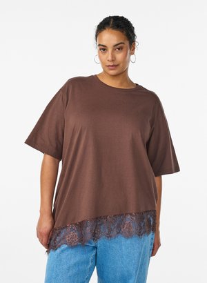 Zizzi, MIT ASYMMETRISCHEM SPITZENSAUM - Print T-shirt - chocolate martini