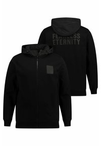 Felpa nera con zip e cappuccio regolabile, presenta una toppa quadrata sul davanti e il testo in grassetto "FEARLESS ETERNITY" sul retro.
