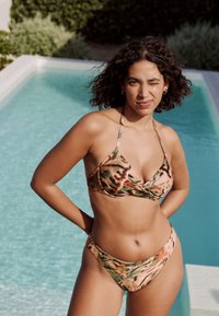 Súprava bikin s farebným zvieracím vzorom v odtieňoch ružovej, zelenej a hnedej, s nabrúsenými košíčkami a nastaviteľnými ramienkami.