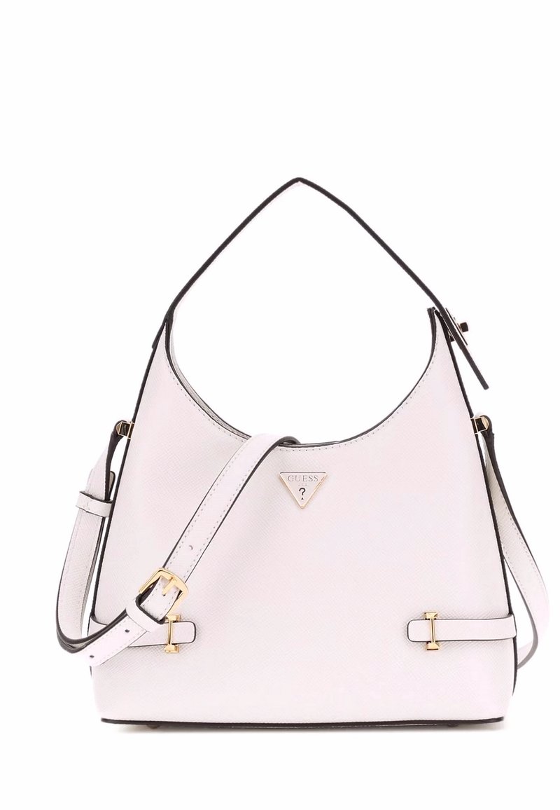 Borsa sintetica bianca con una forma strutturata, caratterizzata da un bordo nero, una tracolla regolabile e hardware in tonalità oro. Logo Guess in accento metallico.