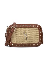 Beige geweven tas met bruine leren accenten, piramide-nieten, een bovenrits en een schouderriem. Beschikt over een gestileerd metalen logo aan de voorkant.