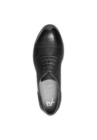 Scarpa da uomo in pelle nera con finitura liscia, punta rotonda, design allacciato, perforazioni decorative e fodera interna di colore chiaro.