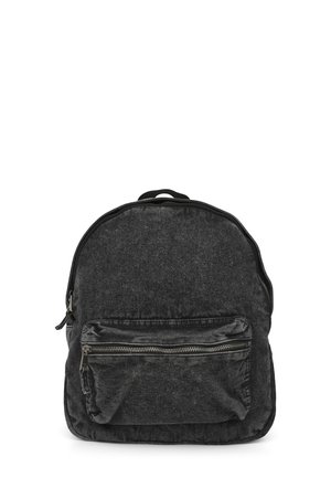 Zaino in denim nero con tasca frontale con zip e manico superiore, mostrato su sfondo bianco semplice.