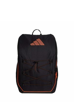 Mochila negra con detalles en naranja, cordón elástico frontal y un logo triangular naranja en la parte superior central sobre un fondo blanco.
