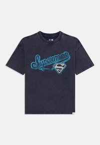 Mörkgrå bomulls T-shirt med blå "Superman" text och en grå diamantformad logotyp. Korta ärmar, rund halsringning, avslappnad passform.