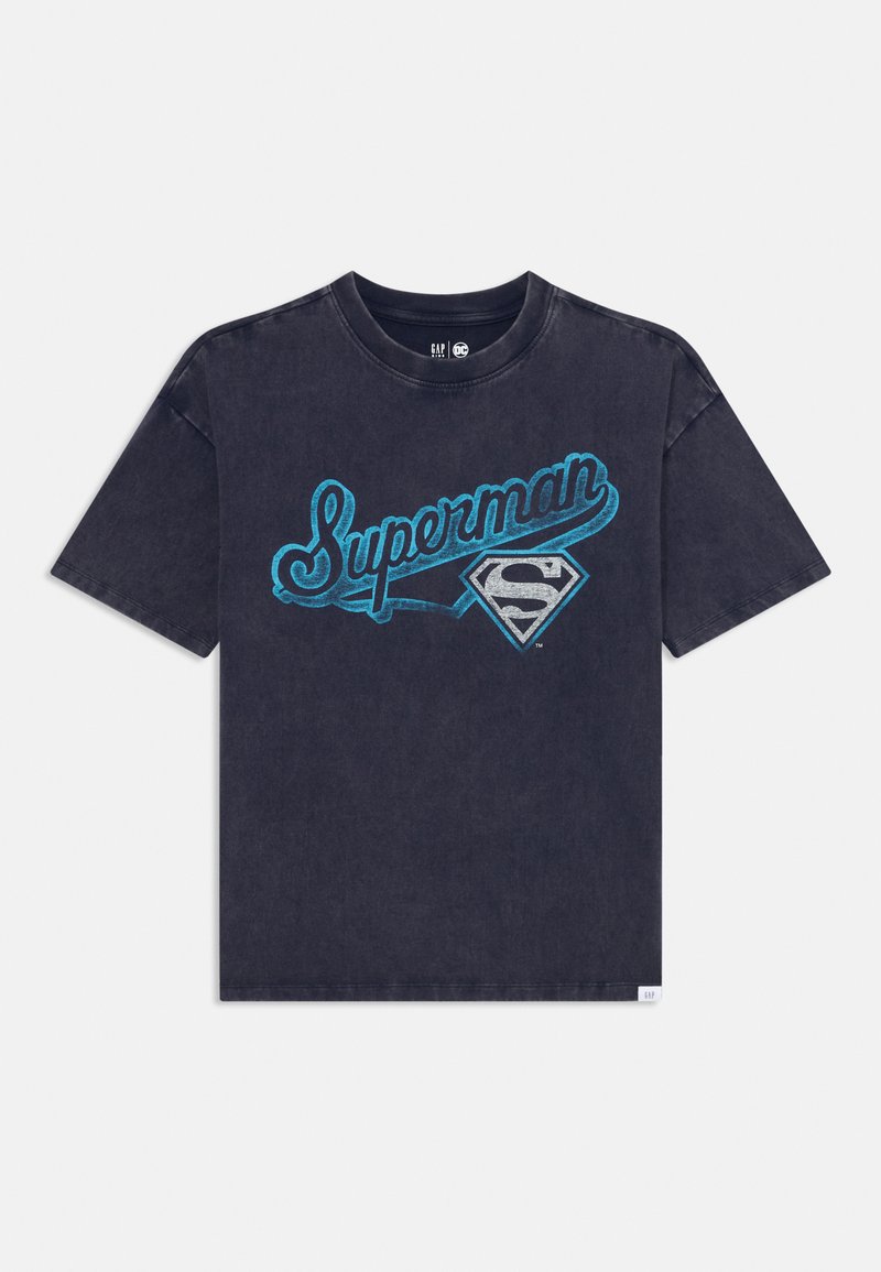 Mörkgrå bomulls T-shirt med blå "Superman" text och en grå diamantformad logotyp. Korta ärmar, rund halsringning, avslappnad passform.