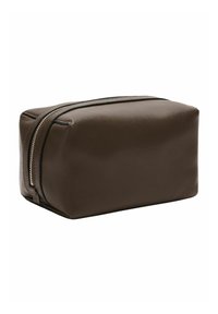 Trousse de toilette en cuir marron de forme rectangulaire, texture lisse, avec une fermeture éclair double sur le dessus, mise en valeur par des ferrures ton argent.