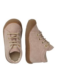 Světle růžové kožené boty s texturovaným svrškem, zlatými očky a hnědou gumovou podrážkou. Mají nízký design s kulatou špičkou a tkaničkami.