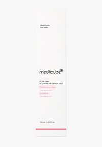 Witte doosverpakking voor PDRN Pink Glutathione Serum Mist met roze tekst en accenten, met productdetails en volume: 100 ml / 3,38 fl. oz.