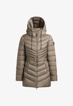 Bélelt, bézs színű téli dzseki kapucnival, övvel és chevron mintázattal, elülső cipzárral; a kapucnin zsinórok találhatók.