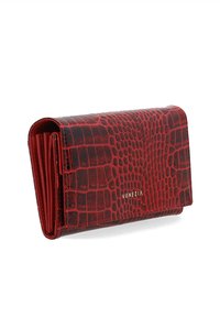 Czerwony portfel z wzorem skóry krokodyla, o gładkiej, błyszczącej fakturze, z eleganckim designem i złotym logo "Venezia" na przodzie.