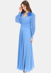 Duga, jasnoniebieska sukienka z lekko opadającego materiału, z głębokim dekoltem w kształcie litery V, plisowanym bodicem, obszernymi rękawami oraz piórowym akcentem na ramieniu.