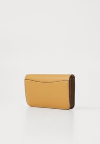 COACH ESSENTIAL SLIM CARD CASE - Lommebok - honey brown