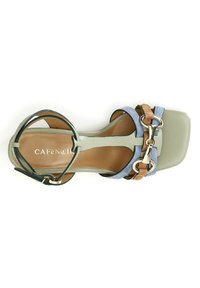 Sandal con tacco alto e cinturini, caratterizzata da fasce in suede blu e beige, una base in pelle verde e accessori in metallo argentato che esaltano il design.