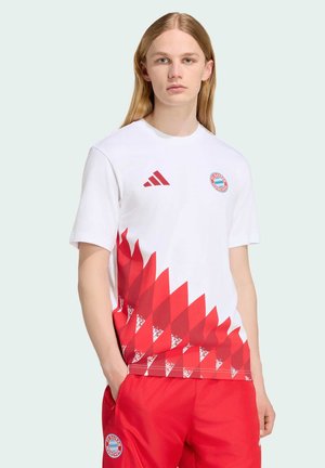 adidas Performance, ADIDAS PERFORMANCE FC BAYERN MUENCHEN ANTHEM GRAPHIC T-SHIRT - T-shirt imprimé - white/team victory red