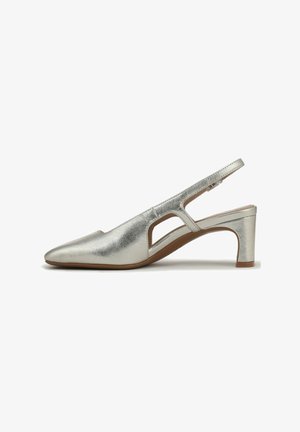 Zilveren metallic slingback pump met puntige neus, uitsnijdingen en een lage blokhak. Glad oppervlak met een glanzende afwerking.