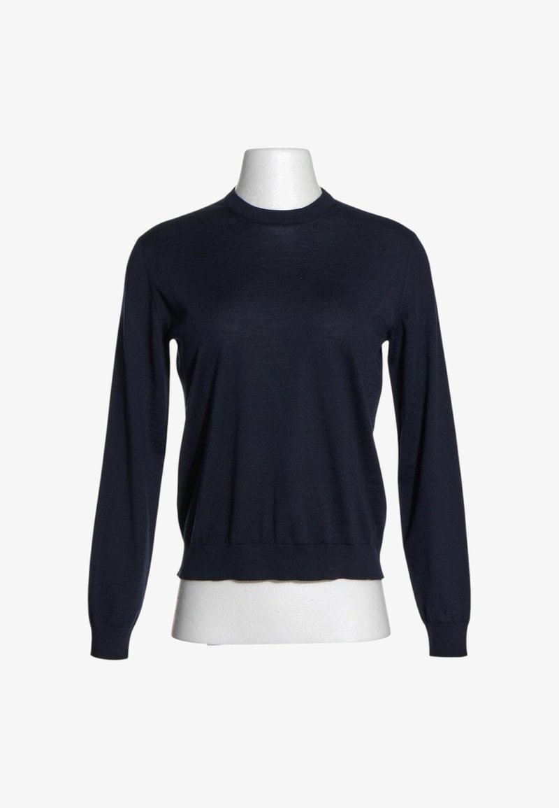 Pull bleu marine à manches longues avec col rond, présenté sur un mannequin buste blanc, uni avec bord-côtes aux poignets et à l'ourlet.