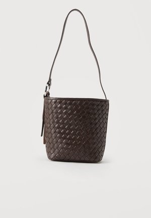 Sac seau en cuir tressé marron foncé avec une seule bandoulière ajustable et un détail de boucle en métal argenté.