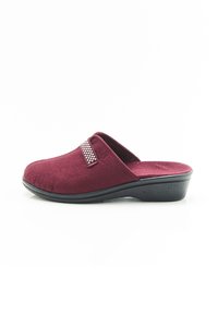 Pantofole Bordeaux con tomaia in tessuto morbido, tacco aperto e suola nera testurizzata. Presenta una fascia decorativa con piccoli borchiette.