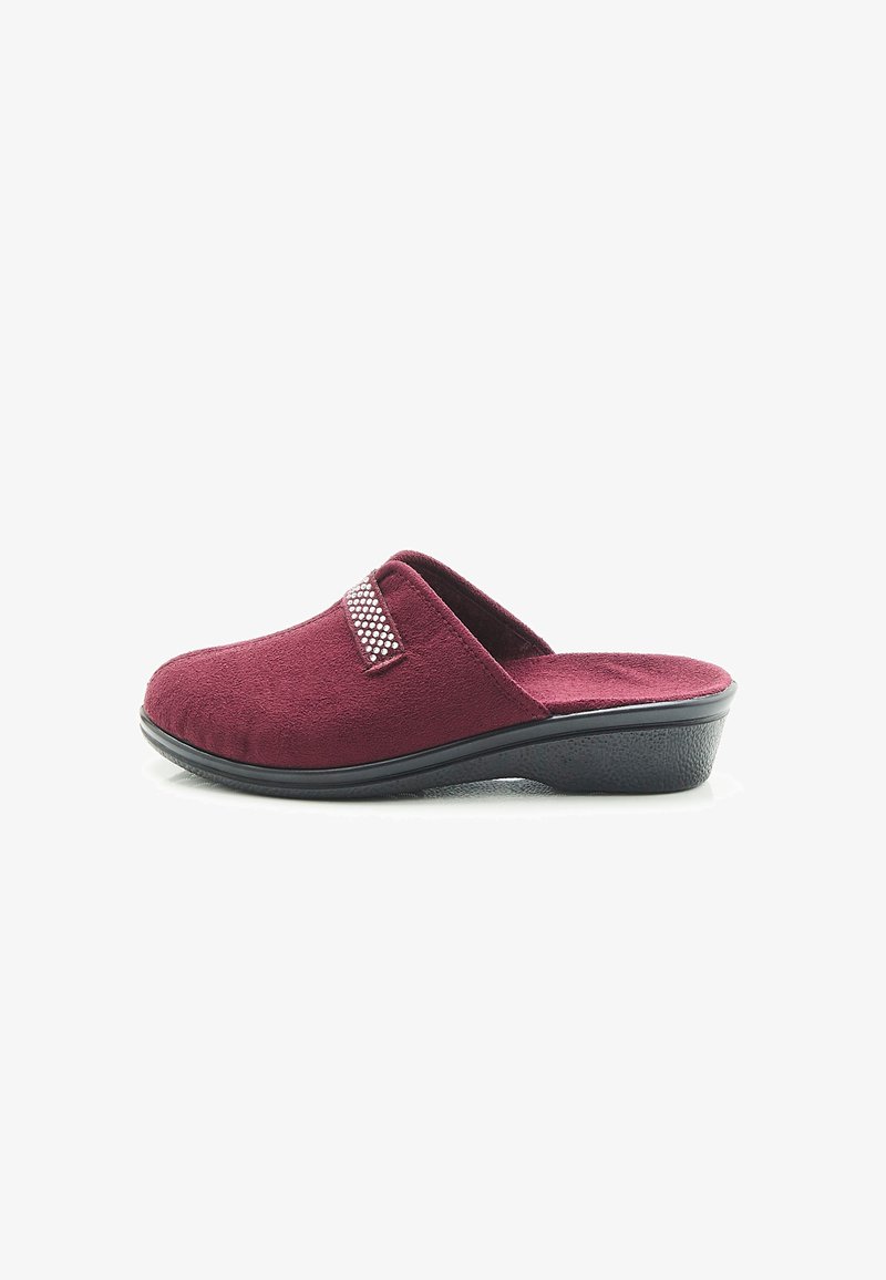 M Bordeaux pantoffel met een zachte stof bovenkant, open achterkant en een gestructureerde zwarte outsole. Heeft een decoratieve band met kleine studs.