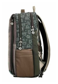Rucksack aus Mischmaterialien; verfügt über drei Reißverschlüsse, ein grünes Muster, braune Akzente und eine strukturierte Seitentasche. Dunkles und helles Farbschema.