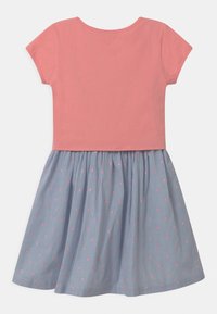 Sukienka z krótkim rękawem z koralowym topem i niebieską spódnicą w paski z małymi różowymi kropkami, wykonana z miękkiego materiału o luźnym kroju.