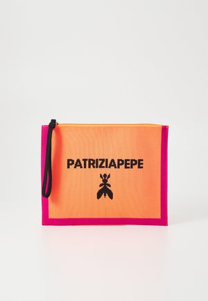 Pochette arancione neon con accenti rosa acceso, caratterizzata da un design del logo nero. Realizzata in materiale testurizzato, dotata di una cerniera nera e di un cinturino da polso.