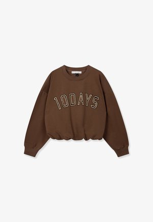 Sudadera corta marrón con mangas largas, puños acanalados y texto "10DAYS" adornado con pequeñas tachuelas en el frente.