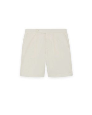 Beżowe, dopasowane szorty z bocznymi kieszeniami, zapięciem na guzik z przodu oraz zamkiem błyskawicznym, przedstawione na białym tle.