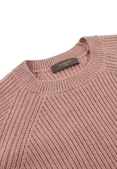 Rippstrickpullover in sanftem Pink mit rundem Halsausschnitt und einem Etikett mit der Aufschrift "SLOWEAR ZANONE". Texturierter Stoff mit nahtlosem Design.
