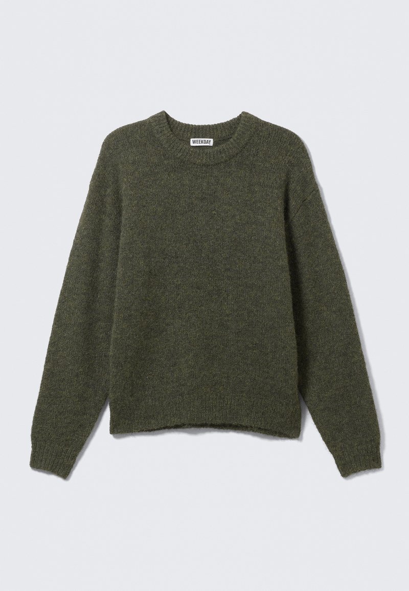 Pull en tricot vert olive avec un col rond, des manches longues et des poignets côtelés. Texture douce et coupe décontractée, avec une taille légèrement cropped.