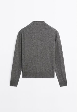 Grauer Strickcardigan mit hoch geschlossenem Kragen, langen Ärmeln und tailliertem Saum. Weiche Textur und gleichmäßige Nähte im gesamten Design.
