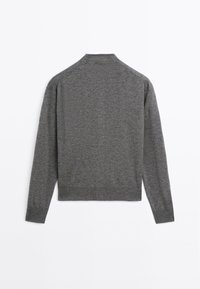 Cardigan en tricot gris avec un col montant, des manches longues et un ourlet côtelé. Texture lisse, design simple, sans motifs ni embellissements visibles.