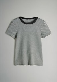 Schwarz-weißer, dünn gestreifter, kurzärmeliger T-Shirt mit rundem, einfarbig schwarzem Halsausschnitt auf einem einfarbigen Hintergrund.