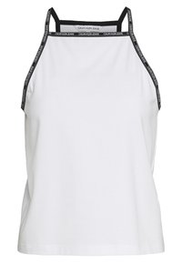 Vit ärmlös topp med svarta accentremmar, som har texturerad logodetalj och en avslappnad passform; tillverkad av mjukt bomullsmaterial.