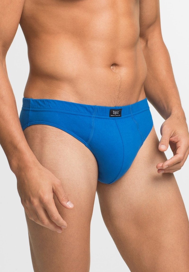 Boxer da uomo in cotone blu con una texture liscia e un elastico in vita. Presenta un'etichetta del brand a contrasto sul davanti.
