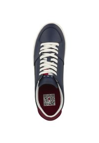 Zapatillas de cuero azul marino con cordones blancos, detalles rojos y un código QR en el interior. Presentan una textura suave y un diseño clásico de caña baja.