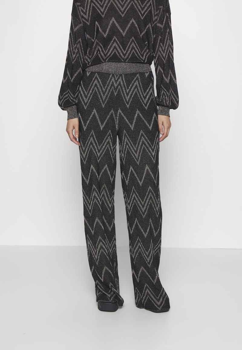 ONLY Petite ONLNICOLE LIFE GLITTER PANTS - Παντελόνι - black