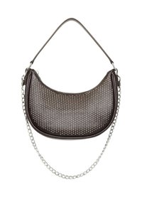 Bolso de cuero marrón con diseño perforado, forma curva y una correa de cadena plateada desmontable. Textura suave con acentos brillantes.