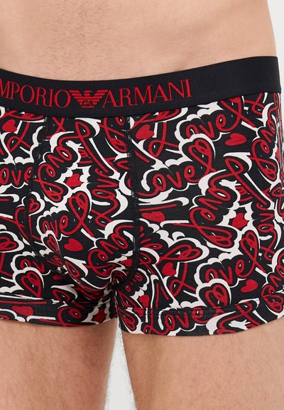 Caleçons boxers noirs avec un motif « amour » rouge et blanc orné de cœurs, accentués par une ceinture noire affichant le logo Emporio Armani.