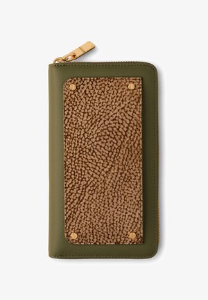 Geldbörse mit olivgrünem Lederbesatz, strukturiertem braunem rechteckigem Panel, das von vier goldenen Nieten gehalten wird, und goldenem Reißverschlusszug.