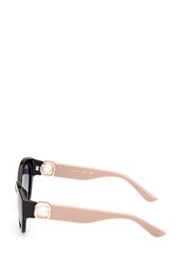 Gafas de sol con montura cuadrada negra y brazos rosas. Acento en dorado en las bisagras. Las lentes son oscuras, ofreciendo protección UV.