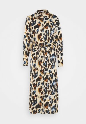 Skjortekjole med lange ærmer, krave og bindebælte, med et flerfarvet abstrakt leopardprint i beige, brun, sort og blå nuancer.