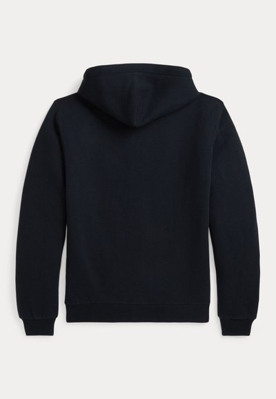 Must kapuutsiga dressipluus, näht tagantpoolt, pikkade varrukate ning soonikkoes varruka- ja alumise äärega tavalise taustaga.
