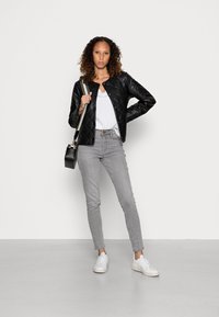 Esprit Collection Casaco de pele sintética - black