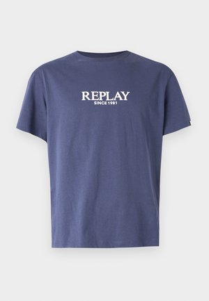 T-shirt in cotone blu navy con collo rotondo, maniche corte e testo bianco "REPLAY SINCE 1981" stampato sul davanti. Design semplice, senza motivi.